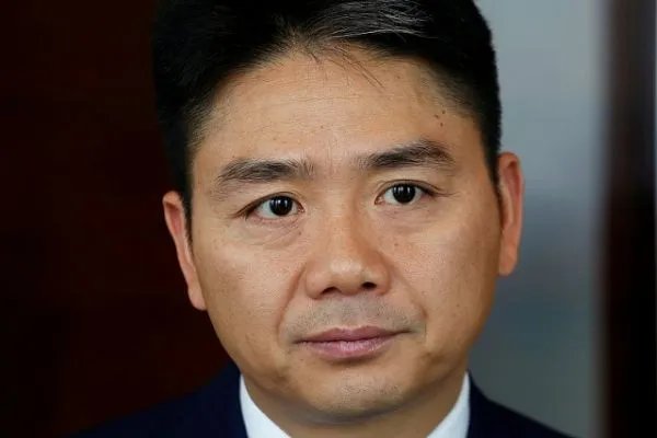 刘强东作为商业大佬身边不缺美女,为什么看上了章泽天呢?