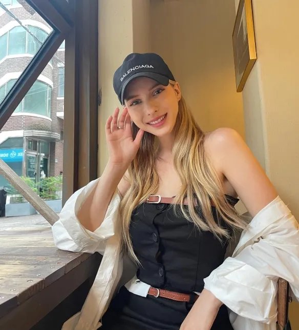 举手投足间风情万种！优雅妩媚的法国女主播Caroline