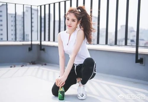 女人穿休闲衣服好看还是女人味十足的衣服好看?