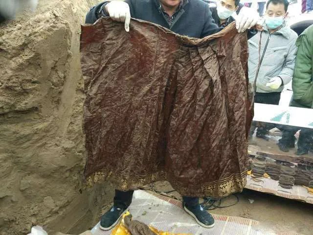 河南挖出500年前古墓 尸体官服完好(组图)