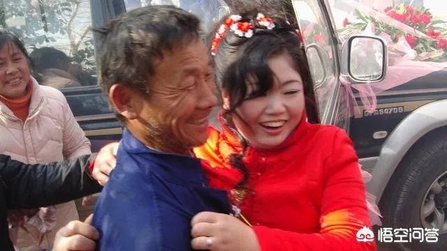 武汉结婚有个风俗是:公公抱媳妇进洞房吗?