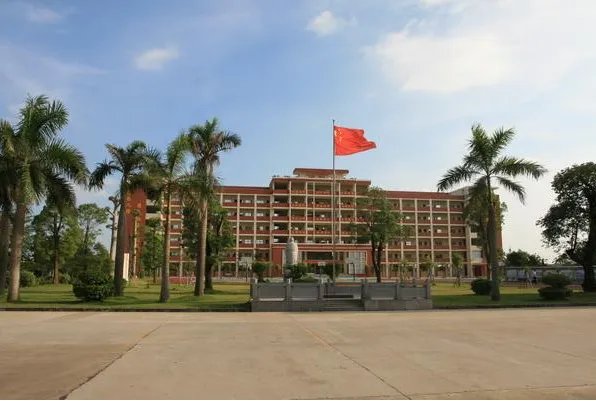 玻利维亚一大学楼道护栏断裂学生坠亡，你觉得学校应该为此事负责吗？