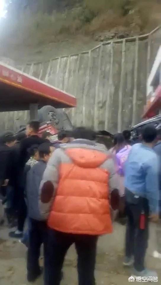 云南盐津发生交通事故,造成5人遇难8人受伤,几吨鱼从天而降是怎么回事?