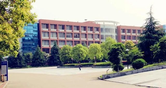 湖南益阳城市学院是公办吗？