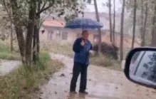 如何看待父亲火车上为双胞胎女儿搭防护网这一做法?