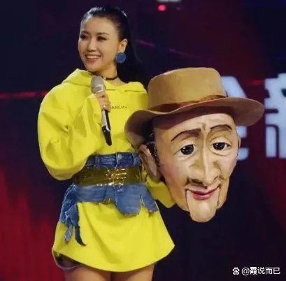 王蓉参加访谈节目,不小心用水杯砸伤了主持人,真相如何?
