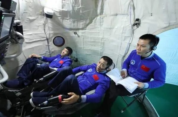 神舟十二号在着陆后,出舱的三名航天员为什么要躺在椅子上?