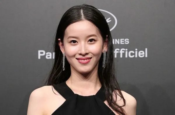 刘强东作为商业大佬身边不缺美女,为什么看上了章泽天呢?