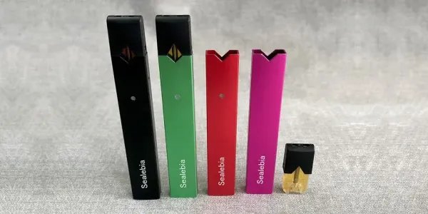 女子在高铁上吸电子烟,烟瘾不小,胆儿也够肥,周围乘客的反应是怎样的?