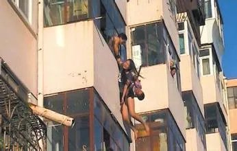 妇女接住坠楼女孩她受伤没?