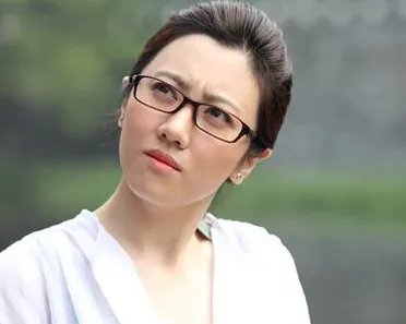 巴图晒老婆素颜照,曾因街头吸烟被批,他们私下是如何相处的?