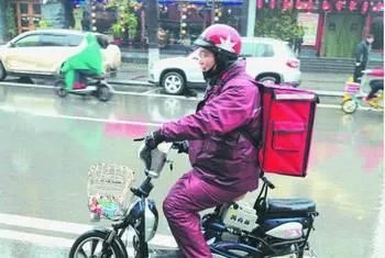 外卖小哥因差评痛哭视频被辟谣,平台对外卖小哥能有更人性的制度吗?