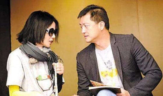 王菲绯闻不断，深夜现身李亚鹏住所后谢霆锋啥态度？