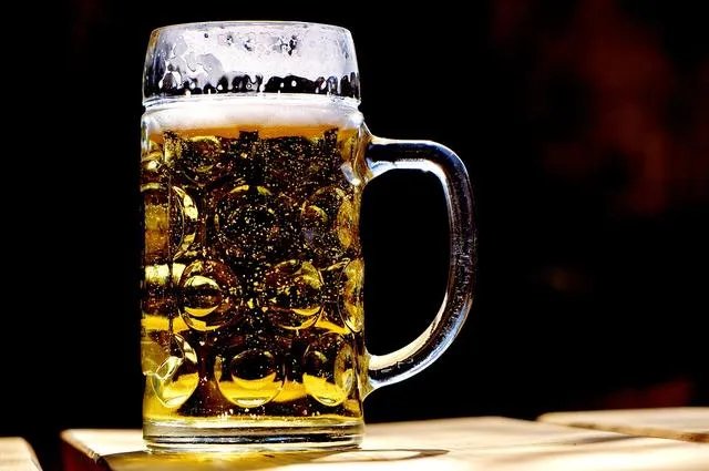 华润雪花、青岛啤酒集体宣布涨价,3块钱一瓶啤酒的时代再见了,你怎么看?
