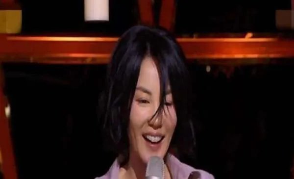 王菲绯闻不断，深夜现身李亚鹏住所后谢霆锋啥态度？