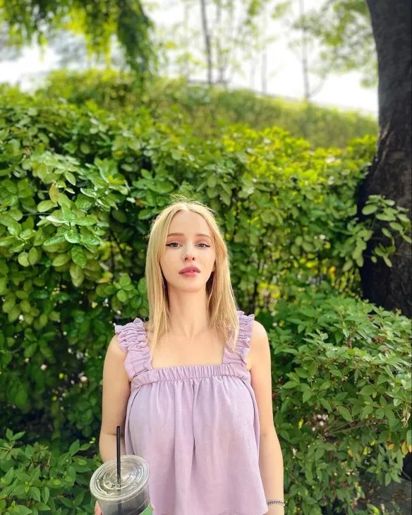 举手投足间风情万种！优雅妩媚的法国女主播Caroline