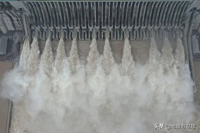 三峡大坝建库以来最大洪峰，首次11孔泄洪，对下游有影响吗？