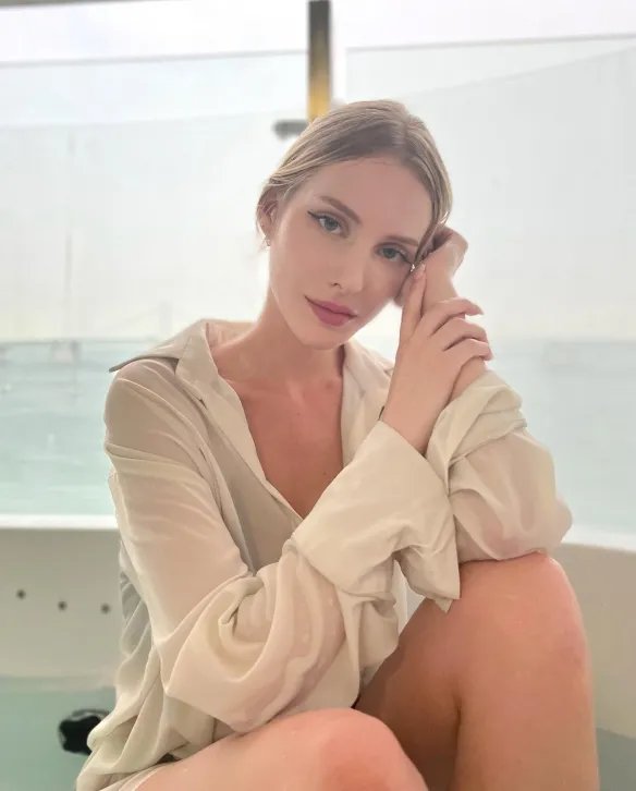 举手投足间风情万种！优雅妩媚的法国女主播Caroline