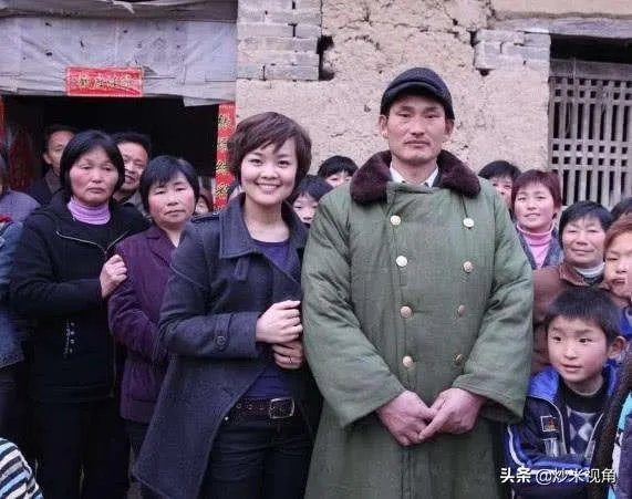 大衣哥朱之文这几年频繁被村里人骚扰，他为啥不搬到城里去住呢？