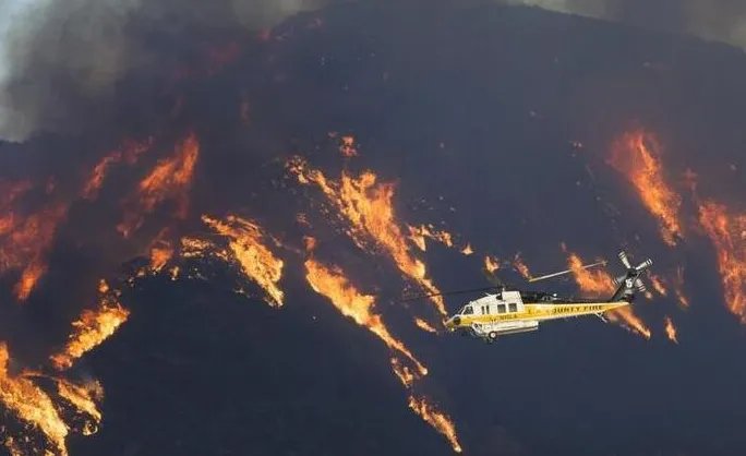洛杉矶山火爆发造成人员伤亡了吗？