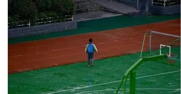 小学生上课迟到遇奏国歌雨中站立独自敬礼是怎么回事?