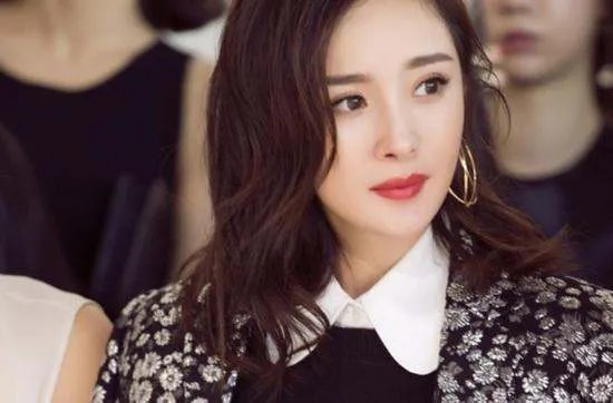 杨幂潮流造型穿搭现身机场，挥手向粉丝打招呼好亲切，她的状态如何？