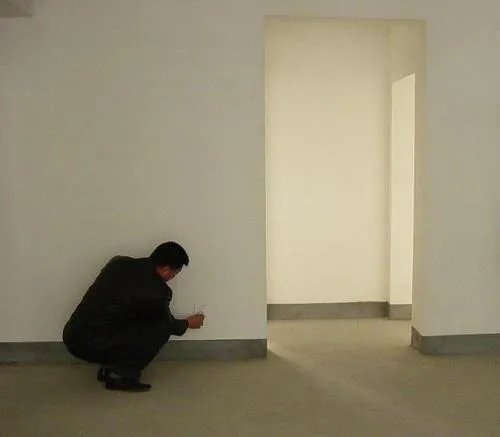 开门一看，装修工人带着老婆住在我家
