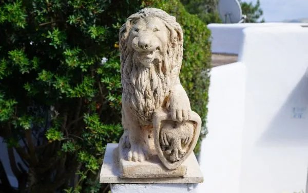 在各种古代的建筑中,门口经常会摆放两尊石狮,这个习俗是怎么来的呢?