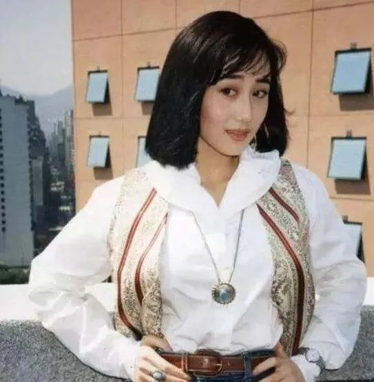 马上成为赌王五太的利智,为何最后嫁给了李连杰呢?