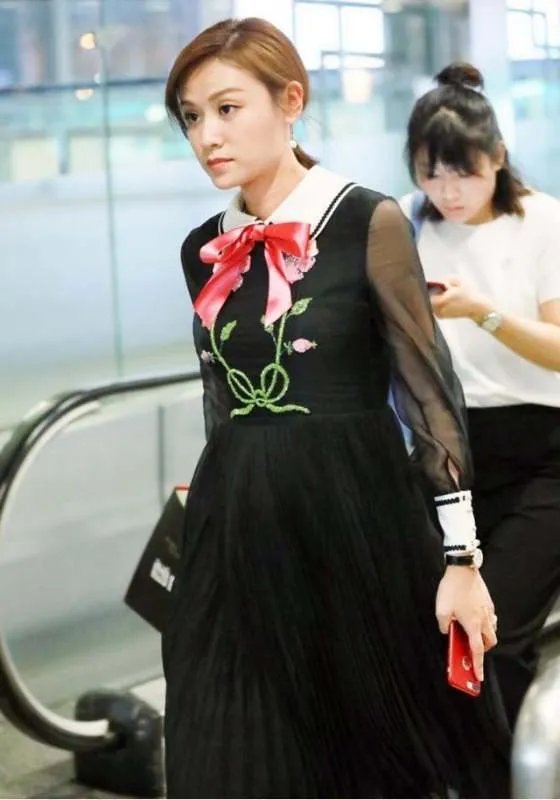 田亮老婆叶一茜又美出圈了,穿黑色纱裙现“赫本式优雅”她的气质如何?