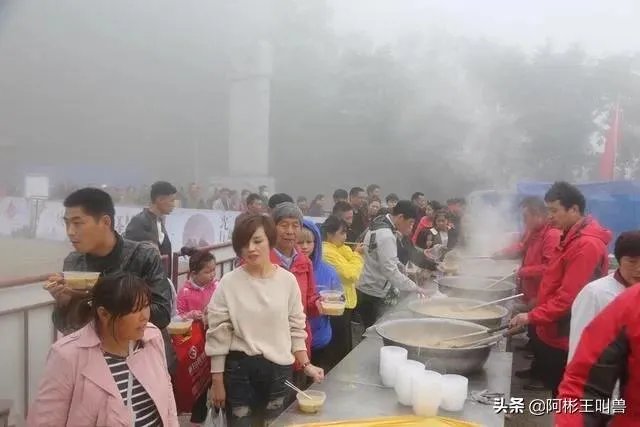洛阳景区推出“1元无人售卖午餐”,引千人排队用餐, 你怎么看?