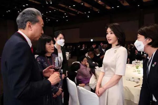 涉嫌履历造假!韩国第一夫人到底啥来头?