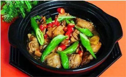 黄焖鸡作坊被查 老板自爆出售劣质甚至假冒鸡肉