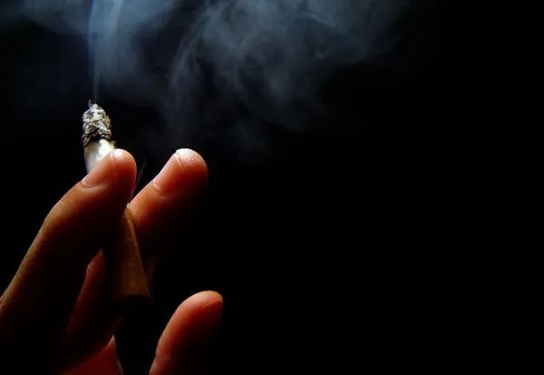 老人吸烟被劝猝死案劝烟者二审无责,你见的熊老人有多熊?