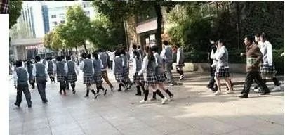 南通哪所中学的校服像霍格沃兹学院的校服？最好有照片！