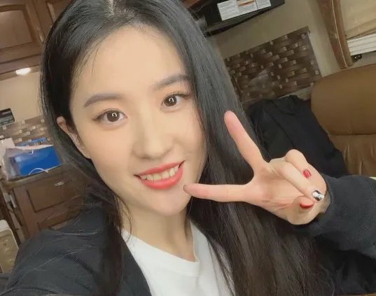 柳岩晒与刘亦菲林允杀青合影,她们的状态怎么样?