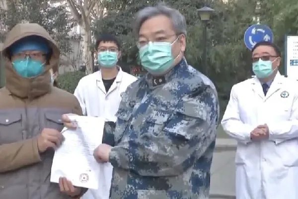 虽然治愈出院患者重新感染肺炎是小概率事件,但为何有了抗体还会感染?