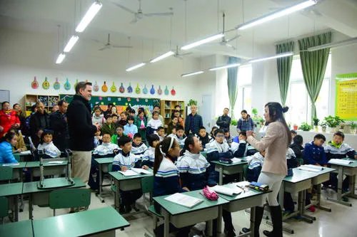 老师教室贴太阳膜观察学生引热议,评价为何褒贬不一?