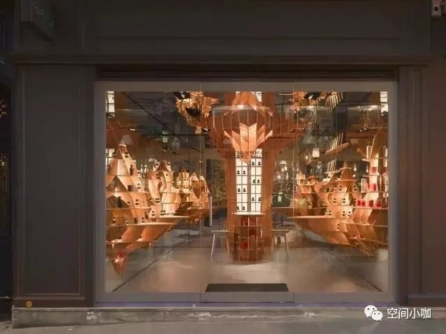 这家极具未来感的香水店,像一个长方形的盒子