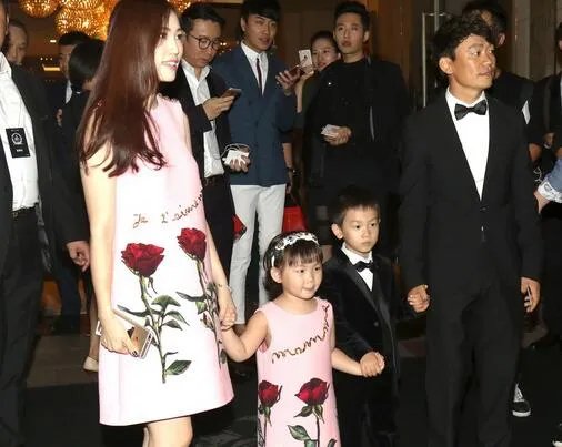 王宝强一家四口首亮相   笑星直播400万人围观