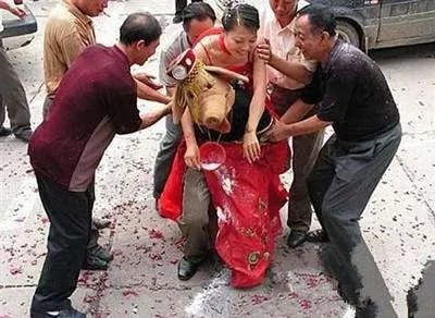 新郎在结婚当天被关铁笼浇油漆，对此你怎么看？