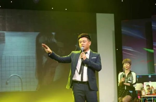 初秋的天冰冷的夜是什么歌