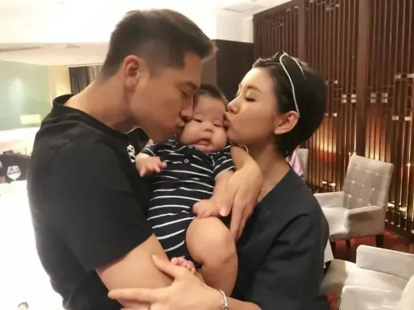 李小萌晒二胎儿子百天照，她现在发展如何？