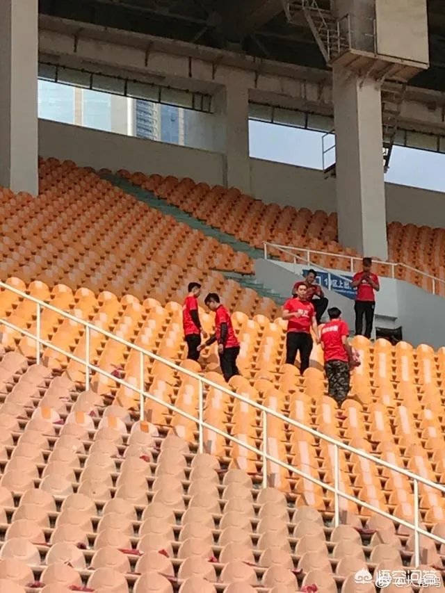 恒大集团为什么会买球票送球衣呢?