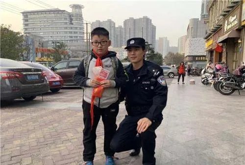 小学生捡到50元后组团上交派出所!小学生身上有哪些可贵的品质?
