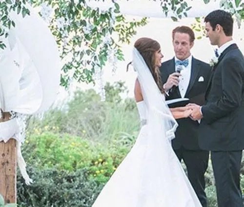 证婚人幽默致辞怎么说  婚礼上证婚人讲话稿