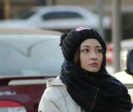 姚笛被拍到与一位高大男子一起现身酒吧,她是有新恋情了吗?
