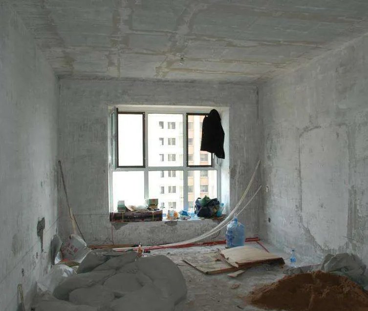 开门一看,装修工人带着老婆住在我家