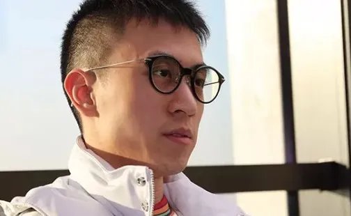 前男友是富二代秦奋,当演员多年不红,今因公路中间跳舞惹争议,她是谁?