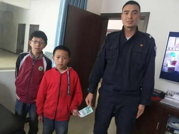 小学生捡到50元后组团上交派出所!小学生身上有哪些可贵的品质?